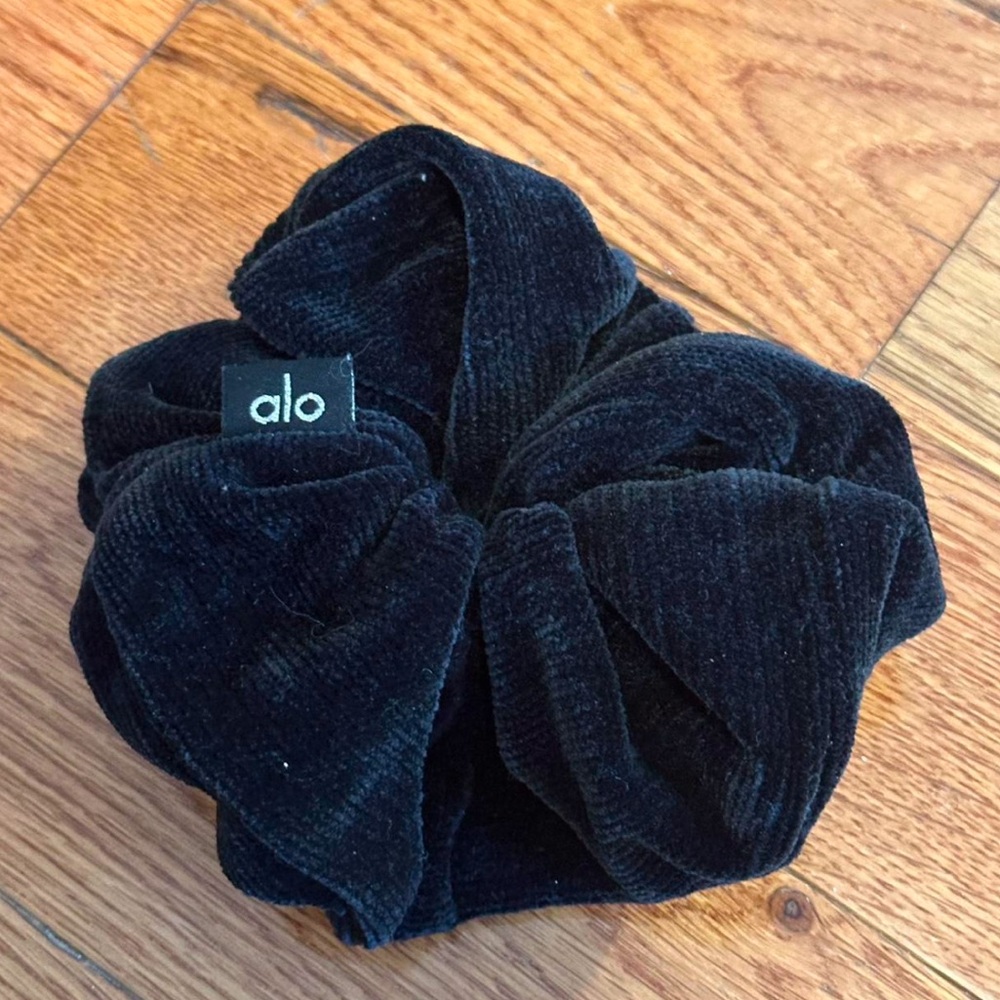 Alo yoga Black velvet scrunchie #hairaccessories new without tags BIG scrunchie